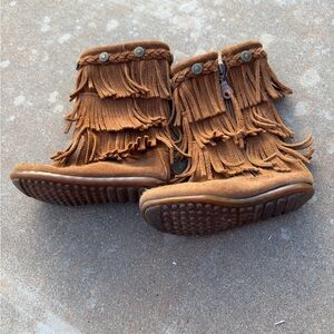 Minnetonka 3-Layer Fringe Boots Kids Size 9